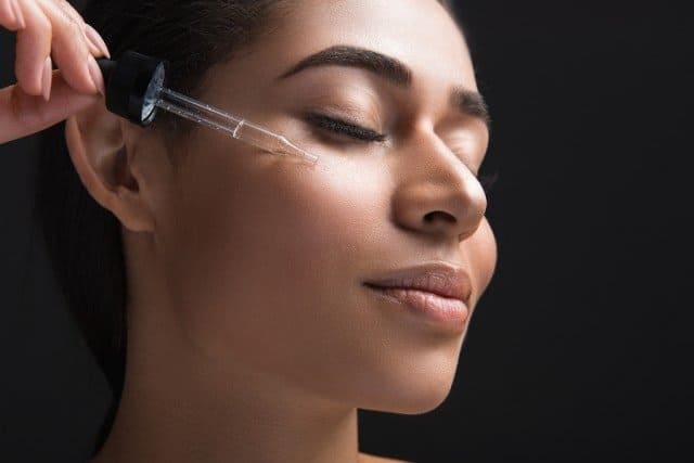Applyin Moisturizer